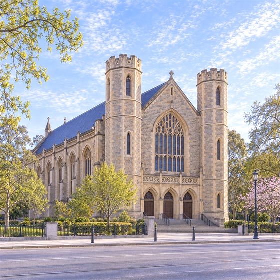 阿德莱德大学 Adelaide City 校区：Bonython Hall 双塔与三门入口的春季清晨无人 AI 示意图