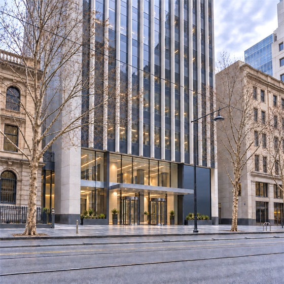 拉筹伯大学 City 校区：拉筹伯大学 City Campus 所在 360 Collins Street 写字楼门厅、塔身下段与冬季 Collins Street 电车街景的 AI 。