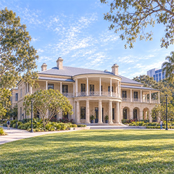 昆士兰科技大学 Gardens Point 校区：Old Government House 圆弧门廊与草坪的冬日 AI 。