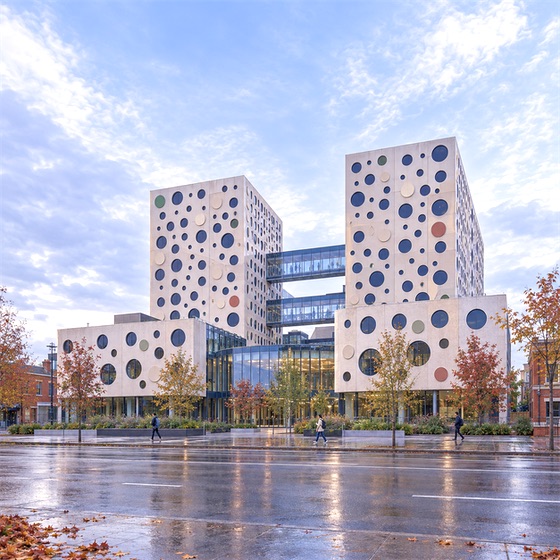 斯威本科技大学 Hawthorn 校区：ATC 圆孔白色双塔的秋季雨后街景 AI 示意图