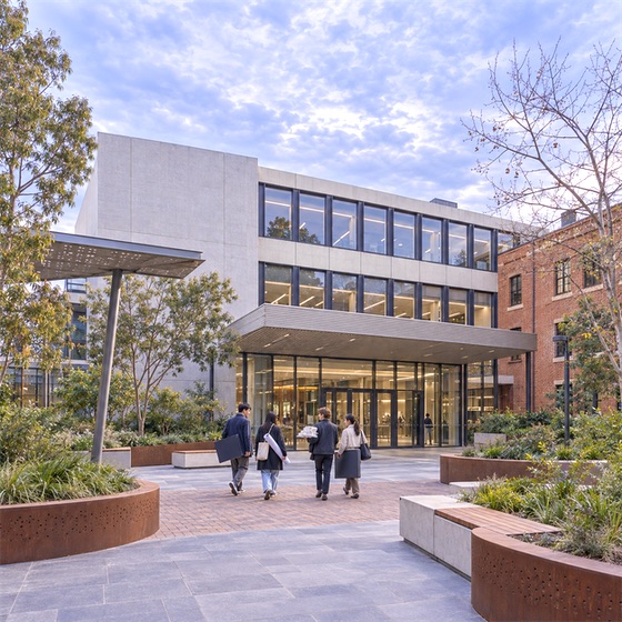 新南威尔士大学（UNSW）Paddington 校区：Block D 图书馆入口与升级中央庭院中的冬日学生 AI 。